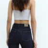 Hoch taillierte Jeans mit ausgestelltem Bein Hoch taillierte Jeans mit ausgestelltem Bein