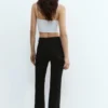 Hoch taillierte Jeans mit ausgestelltem Bein Hoch taillierte Jeans mit ausgestelltem Bein