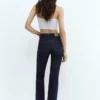Hoch taillierte Jeans mit ausgestelltem Bein Hoch taillierte Jeans mit ausgestelltem Bein