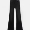 Hoch taillierte Jeans mit ausgestelltem Bein Hoch taillierte Jeans mit ausgestelltem Bein