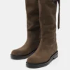 Hohe Lederstiefel mit Schnalle Hohe Lederstiefel mit Schnalle