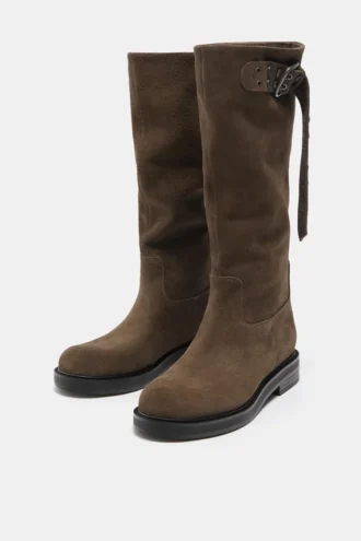 Hohe Lederstiefel mit Schnalle