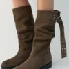 Hohe Lederstiefel mit Schnalle Hohe Lederstiefel mit Schnalle