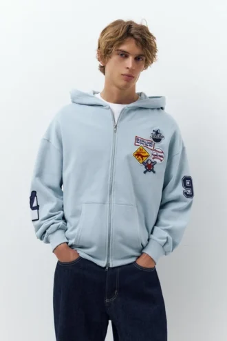 Hoodie mit Aufnähern und Reißverschluss