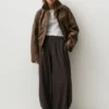 Hose mit Abnähern und geradem Schnitt Hose mit Abnähern und geradem Schnitt