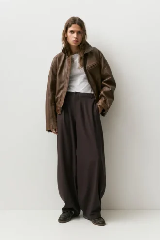 Hose mit Abnähern und geradem Schnitt Hose mit Abnähern und geradem Schnitt