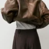 Hose mit Abnähern und geradem Schnitt Hose mit Abnähern und geradem Schnitt