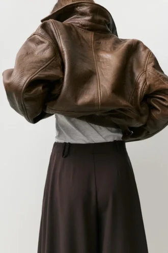 Hose mit Abnähern und geradem Schnitt Hose mit Abnähern und geradem Schnitt