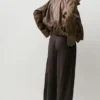 Hose mit Abnähern und geradem Schnitt Hose mit Abnähern und geradem Schnitt