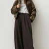 Hose mit Abnähern und geradem Schnitt Hose mit Abnähern und geradem Schnitt