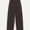 Hose mit Abnähern und geradem Schnitt Hose mit Abnähern und geradem Schnitt