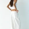 Hose mit tiefem Schritt und elastischem Bund Hose mit tiefem Schritt und elastischem Bund