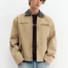 Jacke mit kontrastierendem besticktem Kragen