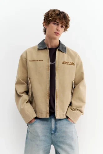 Jacke mit kontrastierendem besticktem Kragen