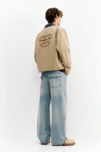 Jacke mit kontrastierendem besticktem Kragen