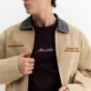 Jacke mit kontrastierendem besticktem Kragen