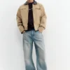 Jacke mit kontrastierendem besticktem Kragen