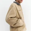Jacke mit kontrastierendem besticktem Kragen