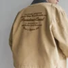 Jacke mit kontrastierendem besticktem Kragen
