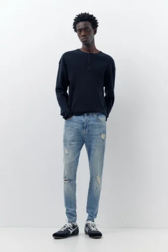 Jeans im Karotten-Schnitt mit Farbspritzern Jeans im Karotten-Schnitt mit Farbspritzern