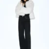 Jeans mit geradem Bein und Nieten Jeans mit geradem Bein und Nieten