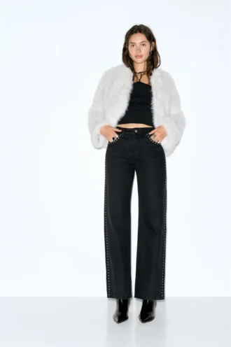 Jeans mit geradem Bein und Nieten