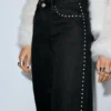 Jeans mit geradem Bein und Nieten Jeans mit geradem Bein und Nieten