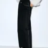 Jeans mit geradem Bein und Nieten Jeans mit geradem Bein und Nieten
