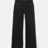 Jeans mit geradem Bein und Nieten Jeans mit geradem Bein und Nieten