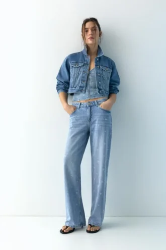Jeans mit geradem Bein und Strassherzen