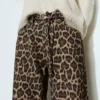 Jeans mit Leopardenmuster und Kordelzug Jeans mit Leopardenmuster und Kordelzug
