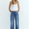 Jeans mit niedriger Leibhöhe und geradem Bein Jeans mit niedriger Leibhöhe und geradem Bein