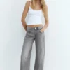 Jeans mit niedriger Leibhöhe und geradem Bein Jeans mit niedriger Leibhöhe und geradem Bein
