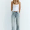 Jeans mit niedriger Leibhöhe und geradem Bein Jeans mit niedriger Leibhöhe und geradem Bein