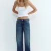 Jeans mit niedriger Leibhöhe und geradem Bein Jeans mit niedriger Leibhöhe und geradem Bein
