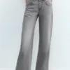 Jeans mit niedriger Leibhöhe und geradem Bein Jeans mit niedriger Leibhöhe und geradem Bein