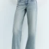 Jeans mit niedriger Leibhöhe und geradem Bein Jeans mit niedriger Leibhöhe und geradem Bein