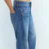 Jeans mit niedriger Leibhöhe und geradem Bein Jeans mit niedriger Leibhöhe und geradem Bein