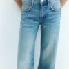 Jeans mit niedriger Leibhöhe und geradem Bein Jeans mit niedriger Leibhöhe und geradem Bein