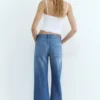 Jeans mit niedriger Leibhöhe und geradem Bein Jeans mit niedriger Leibhöhe und geradem Bein