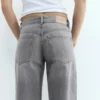 Jeans mit niedriger Leibhöhe und geradem Bein Jeans mit niedriger Leibhöhe und geradem Bein