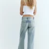 Jeans mit niedriger Leibhöhe und geradem Bein Jeans mit niedriger Leibhöhe und geradem Bein