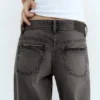Jeans mit niedriger Leibhöhe und geradem Bein Jeans mit niedriger Leibhöhe und geradem Bein