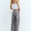 Jeans mit niedriger Leibhöhe und geradem Bein Jeans mit niedriger Leibhöhe und geradem Bein