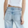 Jeans mit niedriger Leibhöhe und geradem Bein Jeans mit niedriger Leibhöhe und geradem Bein