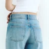 Jeans mit niedriger Leibhöhe und geradem Bein Jeans mit niedriger Leibhöhe und geradem Bein
