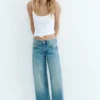 Jeans mit niedriger Leibhöhe und geradem Bein Jeans mit niedriger Leibhöhe und geradem Bein