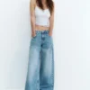 Jeans mit niedriger Leibhöhe und weitem Bein Jeans mit niedriger Leibhöhe und weitem Bein