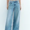Jeans mit niedriger Leibhöhe und weitem Bein Jeans mit niedriger Leibhöhe und weitem Bein