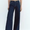 Jeans mit niedriger Leibhöhe und weitem Bein Jeans mit niedriger Leibhöhe und weitem Bein